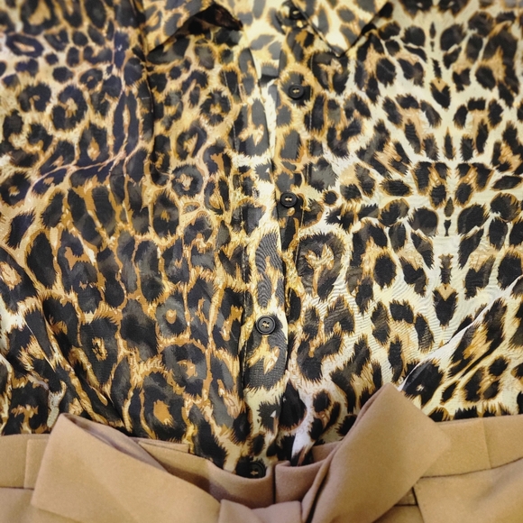 Leopard Print Blouse with Bow-Tie Shorts/ Romper. Fashion Nova, size XL - Picture 5 of 6